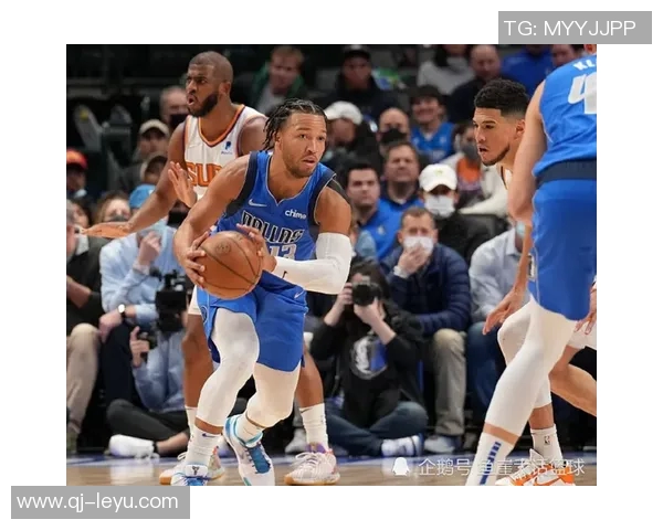 布克赞邓恩今夏训练刻苦展现更强侵略性状态提升显著 布克赞邓恩今夏训练刻苦展现更强侵略性状态提升显著