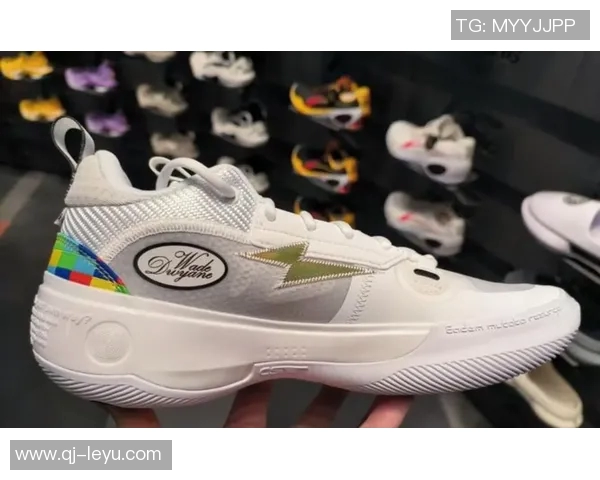 库里致敬韦德经典鞋款感谢12年前的支持与喜爱